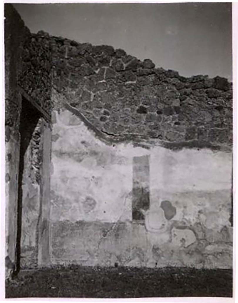 IX.2.18 Pompeii. Pre-1943. Photo by Tatiana Warscher.
Room 1, north wall of the atrium (north-west corner) with traces of IV Style wall decoration. 
On the left is the doorway into Corridor 13, leading to garden area 11.
See Warscher, T. Codex Topographicus Pompeianus, IX.2. (1943), Swedish Institute, Rome. (no.101.), p. 180.
