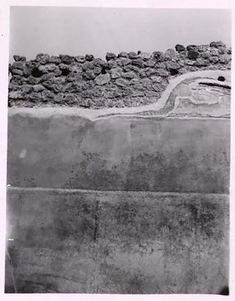 IX.2.18 Pompeii. Pre-1943. North wall. Photo by Tatiana Warscher.
According to Warscher –
This room was originally adorned with Cupids, as described by A. Trendelenburg.
On the north wall, nothing remains of the Cupids.
A small fragment of a stucco decoration was found under the holes for the ceiling support beams.
See Warscher, T. Codex Topographicus Pompeianus, IX.2. (1943), Swedish Institute, Rome. (no.105.), p. 185.
