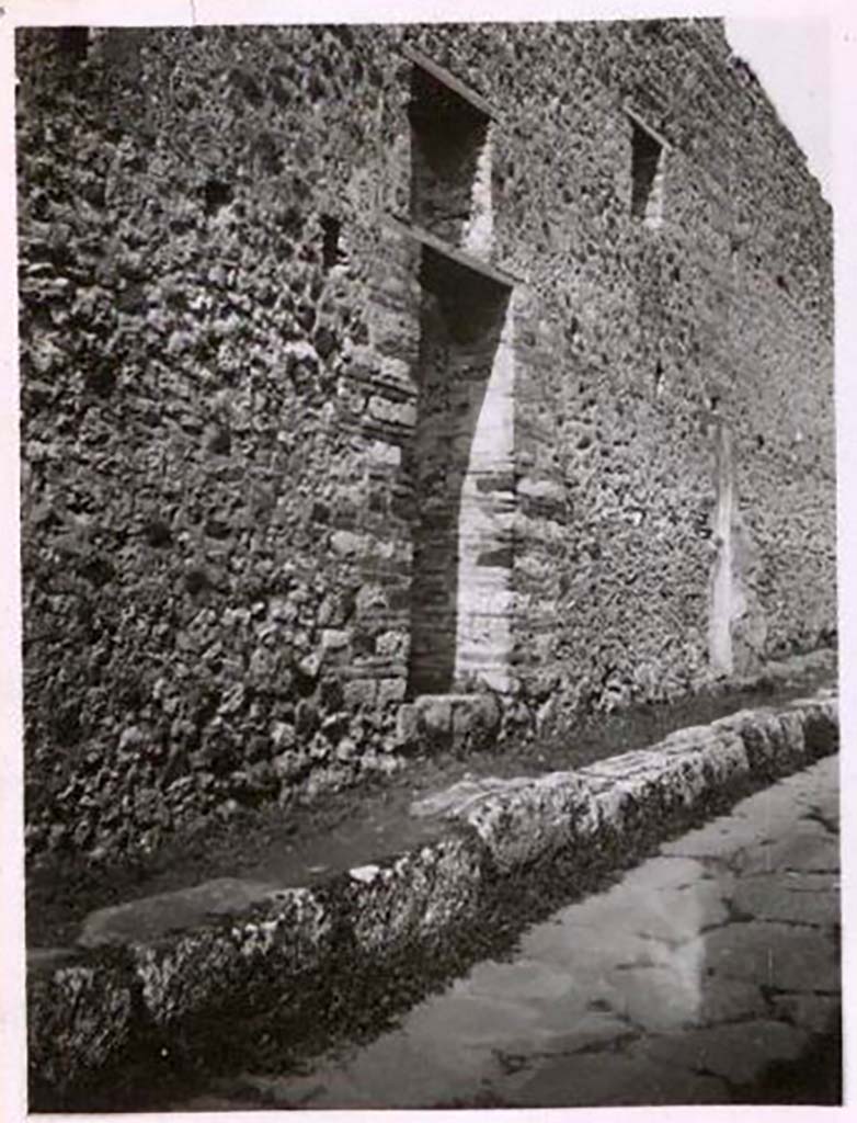 IX.2.19 Pompeii. Pre-1943. Looking north to entrance doorway on Vicolo di Tesmo. Photo by Tatiana Warscher.
See Warscher, T. Codex Topographicus Pompeianus, IX.2. (1943), Swedish Institute, Rome. (no.111.), p. 190.
