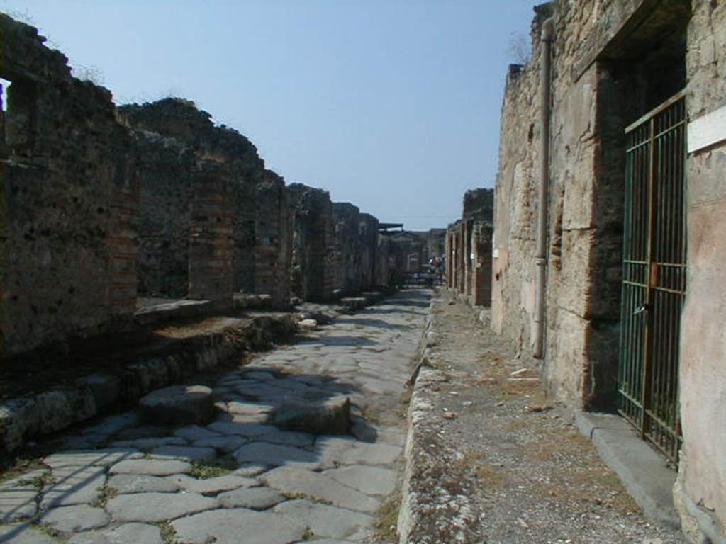 IX.2.21 Pompeii (on left).   Looking west along Vicolo leading to Via Stabiana & Via degli Augustali.       IX.3, on right.