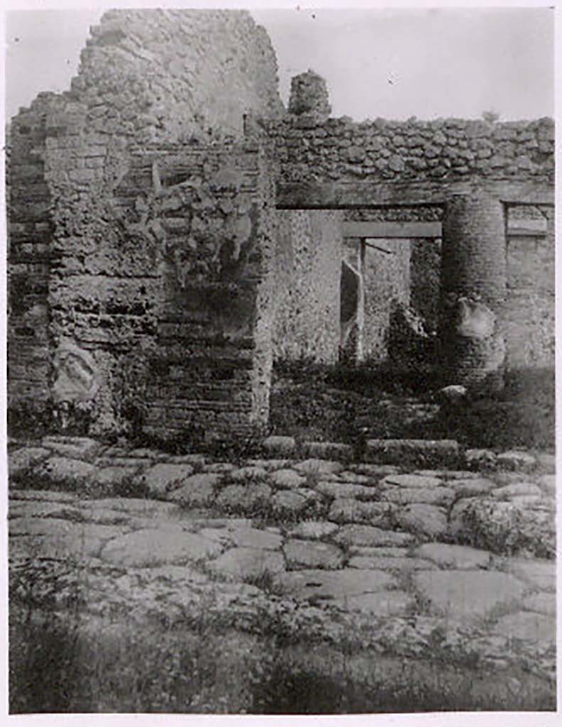 IX.2.24 Pompeii. Pre-1943. Looking south to east side of entrance doorway, with ramp. Photo by Tatiana Warscher.
See Warscher, T. Codex Topographicus Pompeianus, IX.2. (1943), Swedish Institute, Rome. (no.124.), p. 213.

