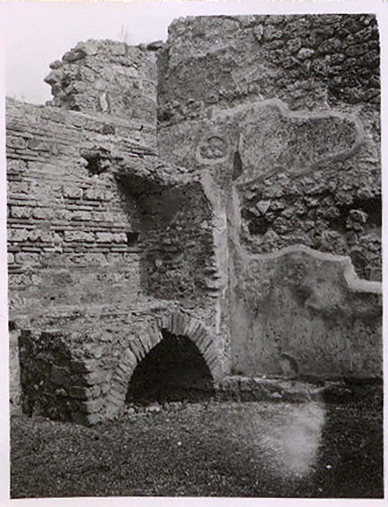 IX.2.25 Pompeii. Pre-1943. Hearth in north-east corner of caupona. Photo by Tatiana Warscher. 
See Warscher, T. Codex Topographicus Pompeianus, IX.2. (1943), Swedish Institute, Rome. (no.126.). p. 220.
