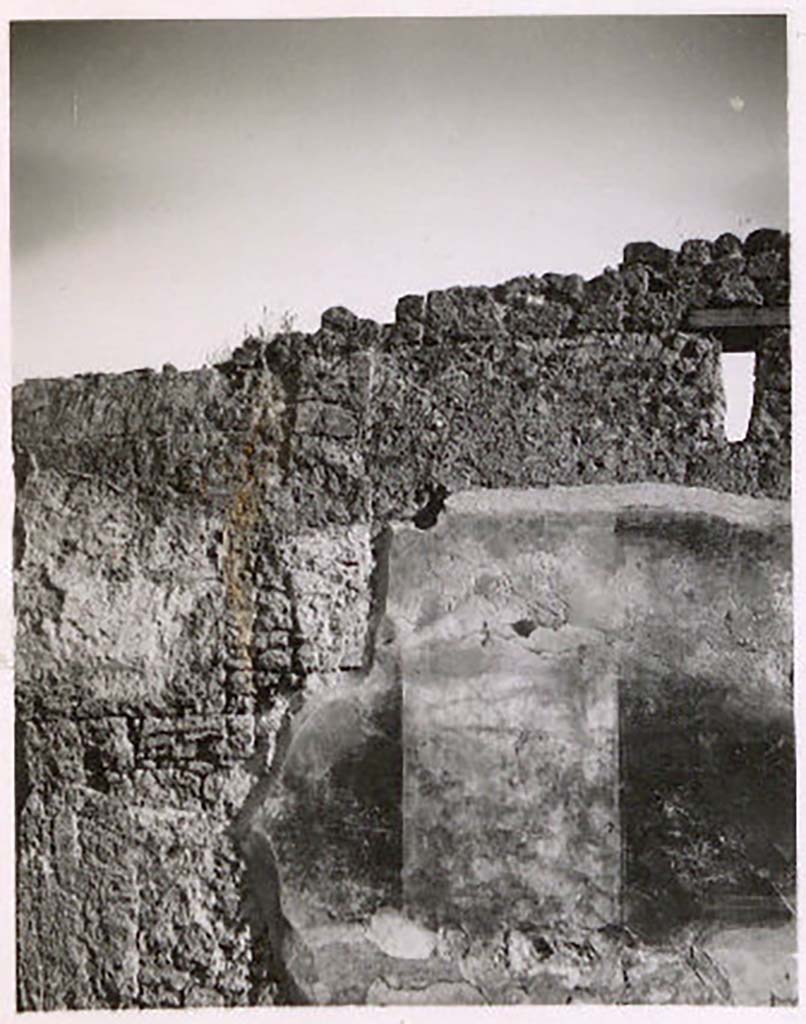 IX.2.26, Pompeii. Pre-1943. Photo by Tatiana Warscher.
According to Warscher- 
this photo shows the painted exterior façade on the east of the doorway, with small window into triclinium.
See Warscher, T. Codex Topographicus Pompeianus, IX.2. (1943), Swedish Institute, Rome. (no.129.), p. 227.
