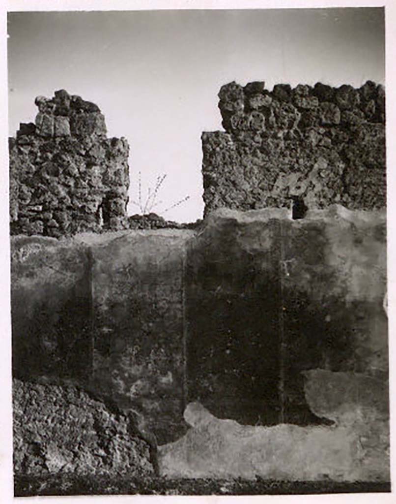 IX.2.26, Pompeii. Pre-1943. Photo by Tatiana Warscher.
According to Warscher- 
this photo shows the painted exterior façade on the west of the doorway, with window into kitchen. 
See Warscher, T. Codex Topographicus Pompeianus, IX.2. (1943), Swedish Institute, Rome. (no.130.). p. 227.
