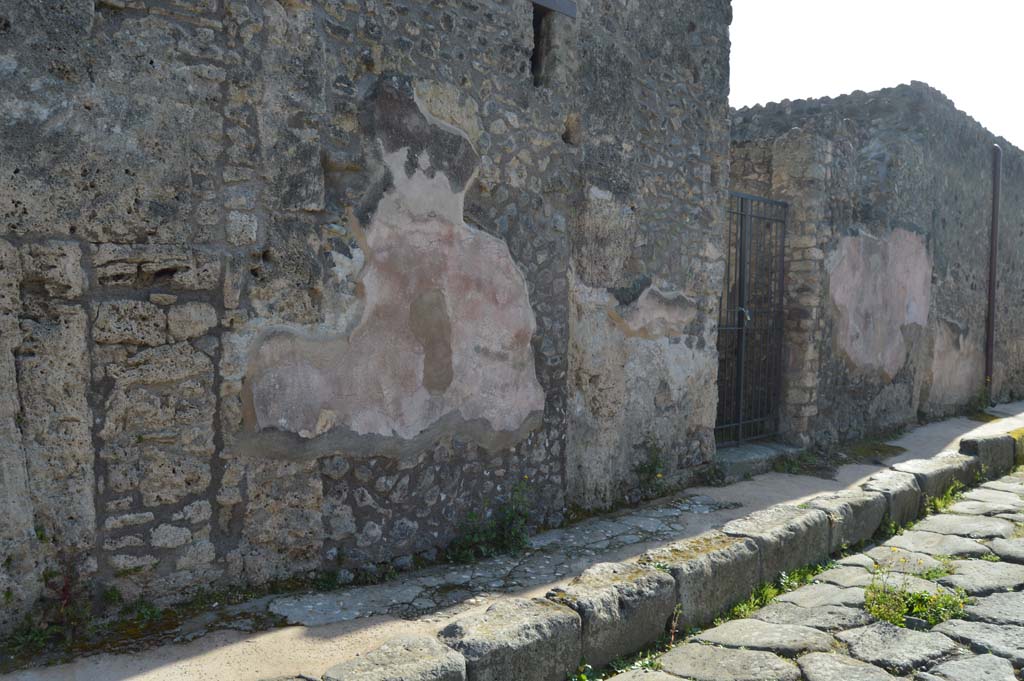 IX.2.26 Pompeii. March 2019. Looking south-west along roadway towards entrance doorway.
Foto Taylor Lauritsen, ERC Grant 681269 DÉCOR.

