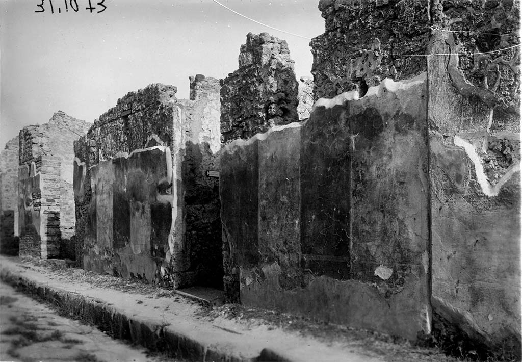 IX.2.26, Pompeii. 1931. Exterior wall of façade, showing plaster painted in alternative panels of red and black.
DAIR 31.1073. Photo © Deutsches Archäologisches Institut, Abteilung Rom, Arkiv. 
According to PPP, the panels might have been painted red and black, or perhaps red and yellow?
See Bragantini, de Vos, Badoni, 1986. Pitture e Pavimenti di Pompei, Parte 3. Rome: ICCD. (p.425)

