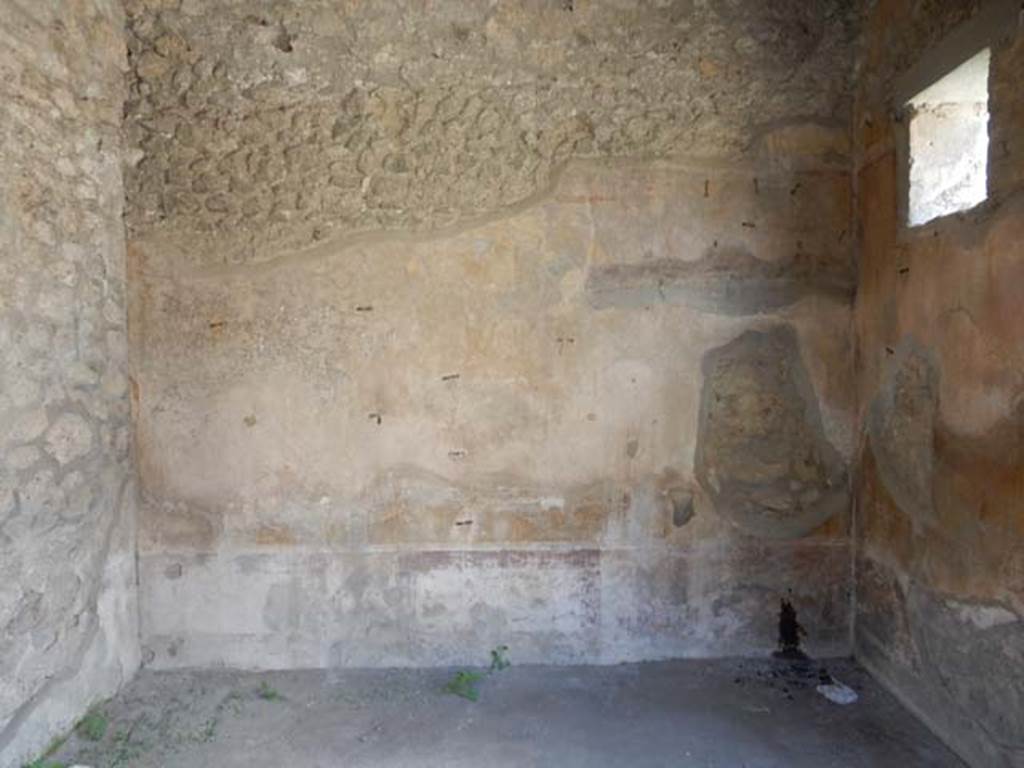 IX.2.27 Pompeii. May 2017. West wall of triclinium, with high window in north wall.
Photo courtesy of Buzz Ferebee.
