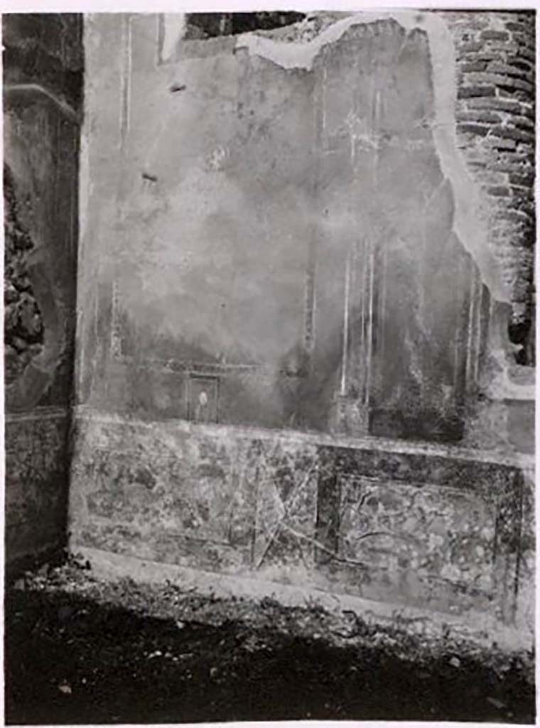 IX.2.27 Pompeii. Pre-1943. West end of interior north wall of triclinium with remains of painted plaster.
See Warscher, T. Codex Topographicus Pompeianus, IX.2. (1943), Swedish Institute, Rome. (no.143.), p. 267.
