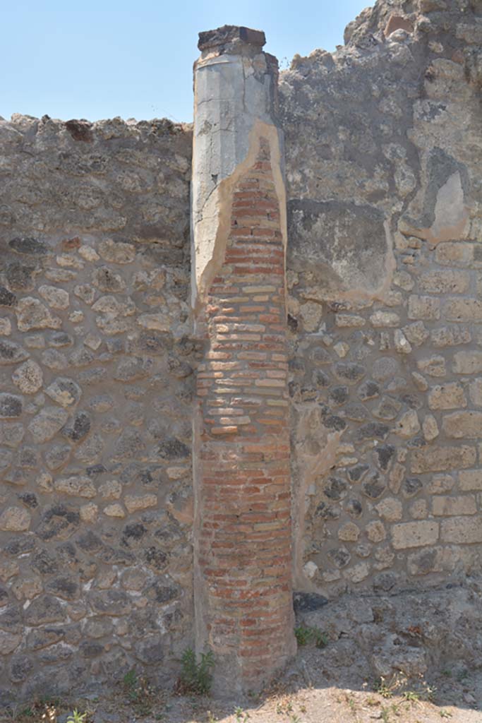 IX.2.27 Pompeii. July 2017. Column against west wall, looking north.
Foto Annette Haug, ERC Grant 681269 DÉCOR.

