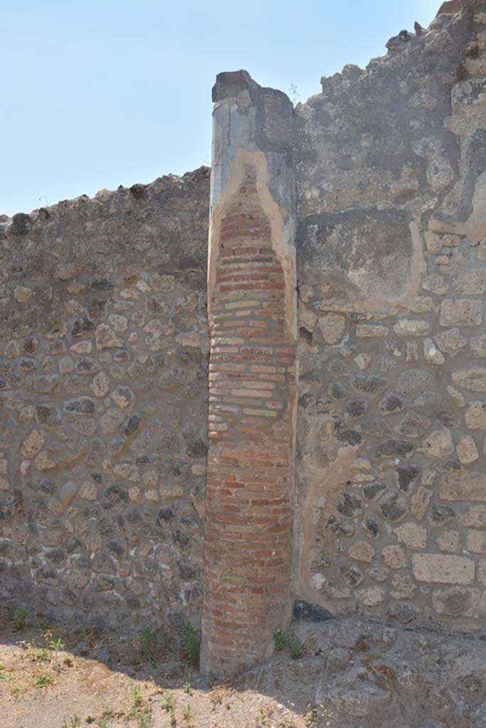 IX.2.27 Pompeii. July 2017. Column against west wall, looking south.
Foto Annette Haug, ERC Grant 681269 DÉCOR.

