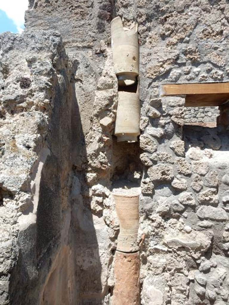 IX.2.27/28 Pompeii. May 2017. Downpipe in latrine by rear entrance at IX.2.28. Photo courtesy of Buzz Ferebee.
