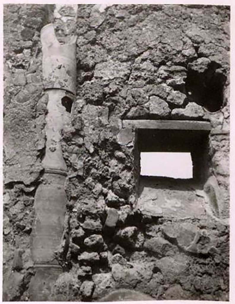 IX.2.27/28 Pompeii. Pre-1943. Downpipe and window in latrine. Photo by Tatiana Warscher.
See Warscher, T. Codex Topographicus Pompeianus, IX.2. (1943), Swedish Institute, Rome. (no.148.), p. 270.

