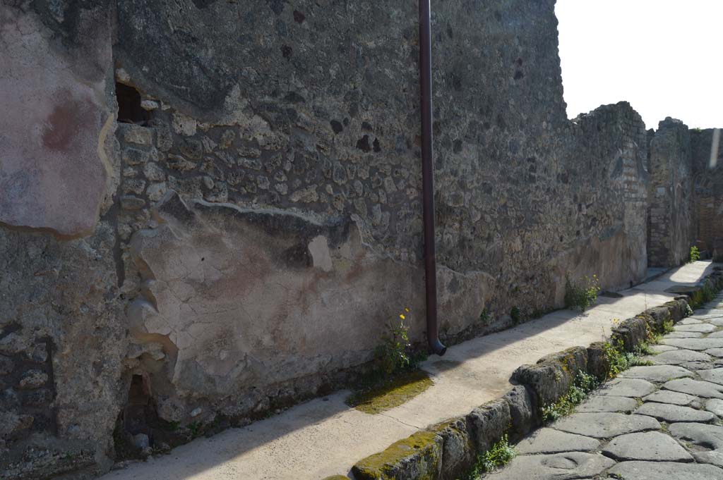 IX.2.27 Pompeii. March 2019. Looking west along front façade on unnamed roadway towards entrance doorway, on right.
Foto Taylor Lauritsen, ERC Grant 681269 DÉCOR.


