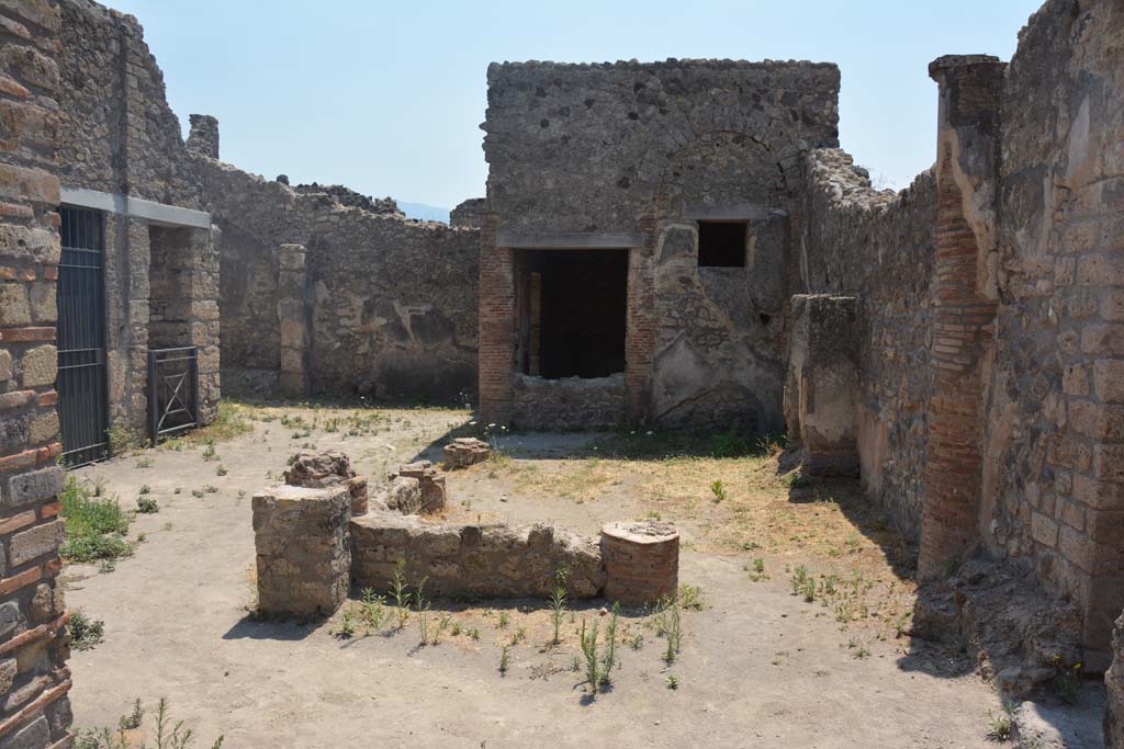 IX.2.27 Pompeii. July 2017. Looking south from entrance doorway across portico.
Foto Annette Haug, ERC Grant 681269 DÉCOR.


