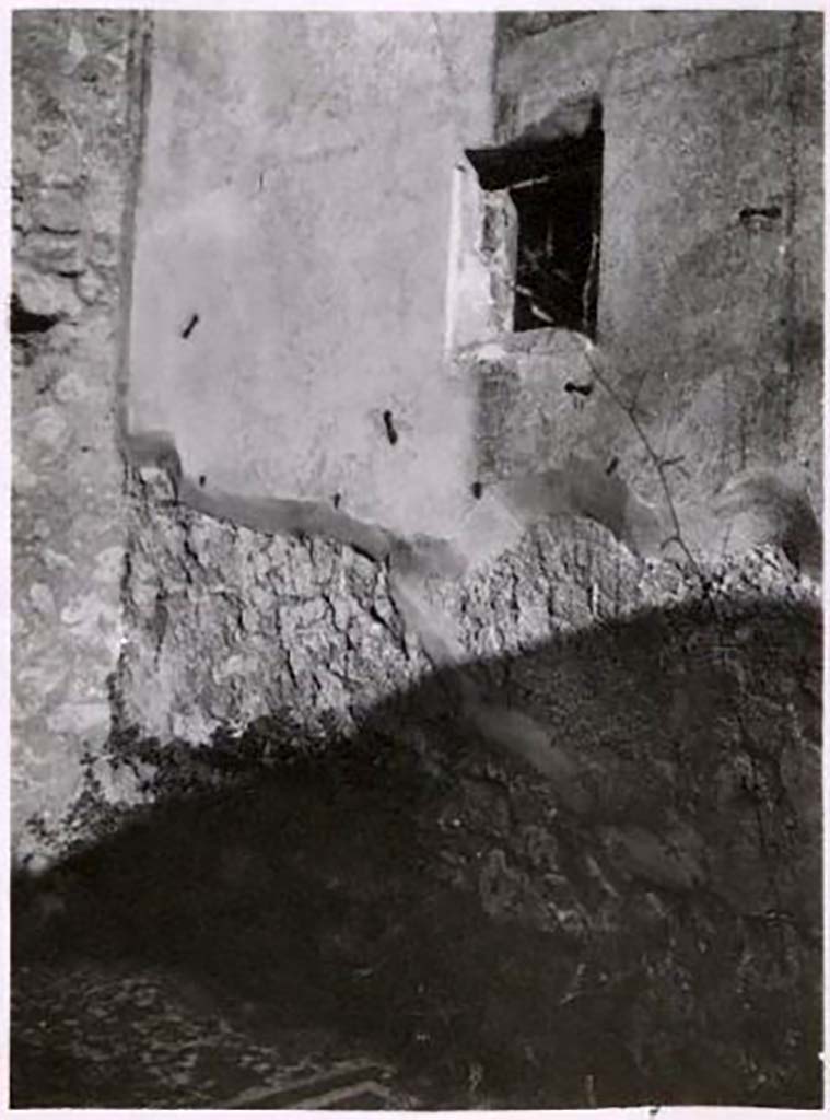 IX.2.27 Pompeii. Pre-1943. Photo by Tatiana Warscher.
Window in south wall of cubiculum, which gave light to the understairs area. 
See Warscher, T. Codex Topographicus Pompeianus, IX.2. (1943), Swedish Institute, Rome. (no.141.), p. 265.
