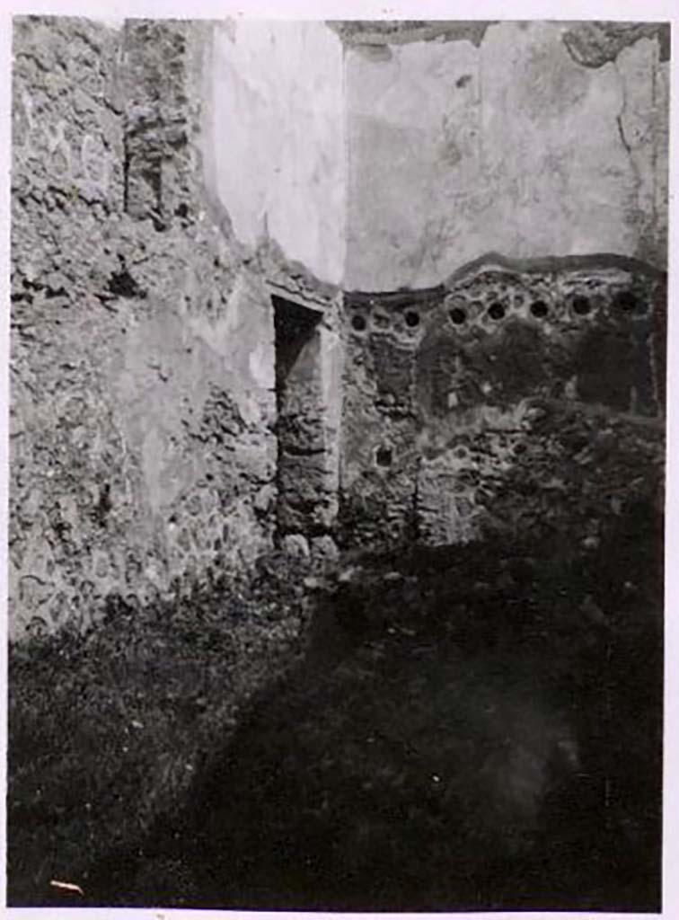 IX.2.27 Pompeii. Pre-1943. Photo by Tatiana Warscher.
Looking towards north-east corner and doorway to room under stairs.
See Warscher, T. Codex Topographicus Pompeianus, IX.2. (1943), Swedish Institute, Rome. (no.142.), p. 266.
