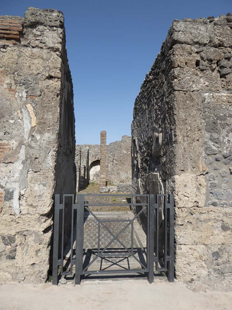 IX.3.2 Pompeii. September 2017. Looking east to entrance doorway. 
Foto Annette Haug, ERC Grant 681269 DÉCOR.
