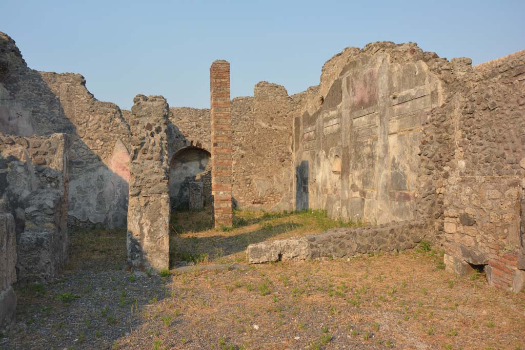 IX.3.2 Pompeii. July 2017. Looking east across former atrium towards room (on left) on north side of garden area (on right).
Foto Annette Haug, ERC Grant 681269 DÉCOR.
