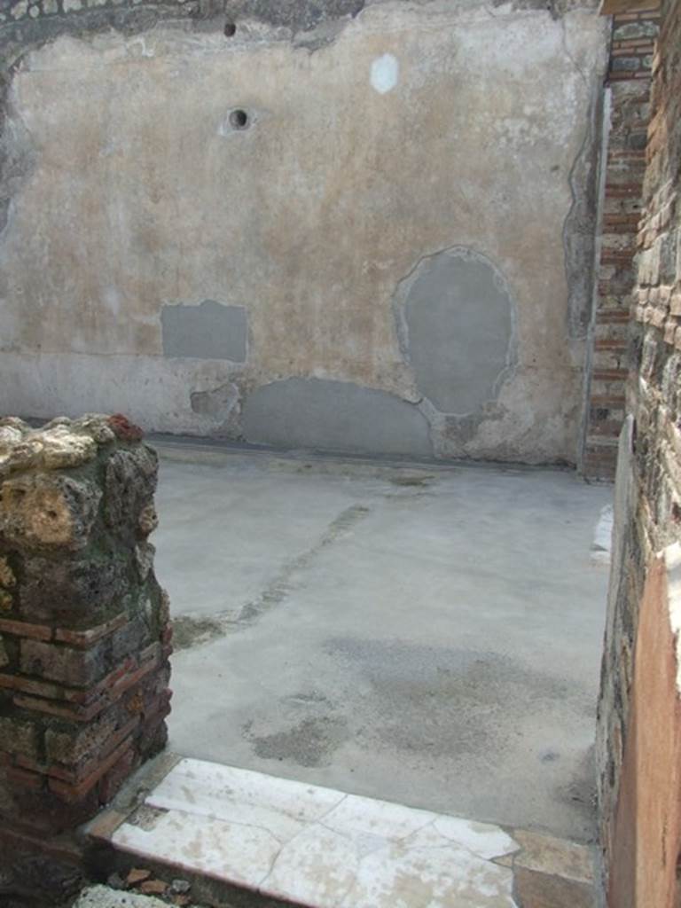 IX.3.5 Pompeii. March 2009. Room 25, doorway to exedra, and large doorway overlooking garden on right.