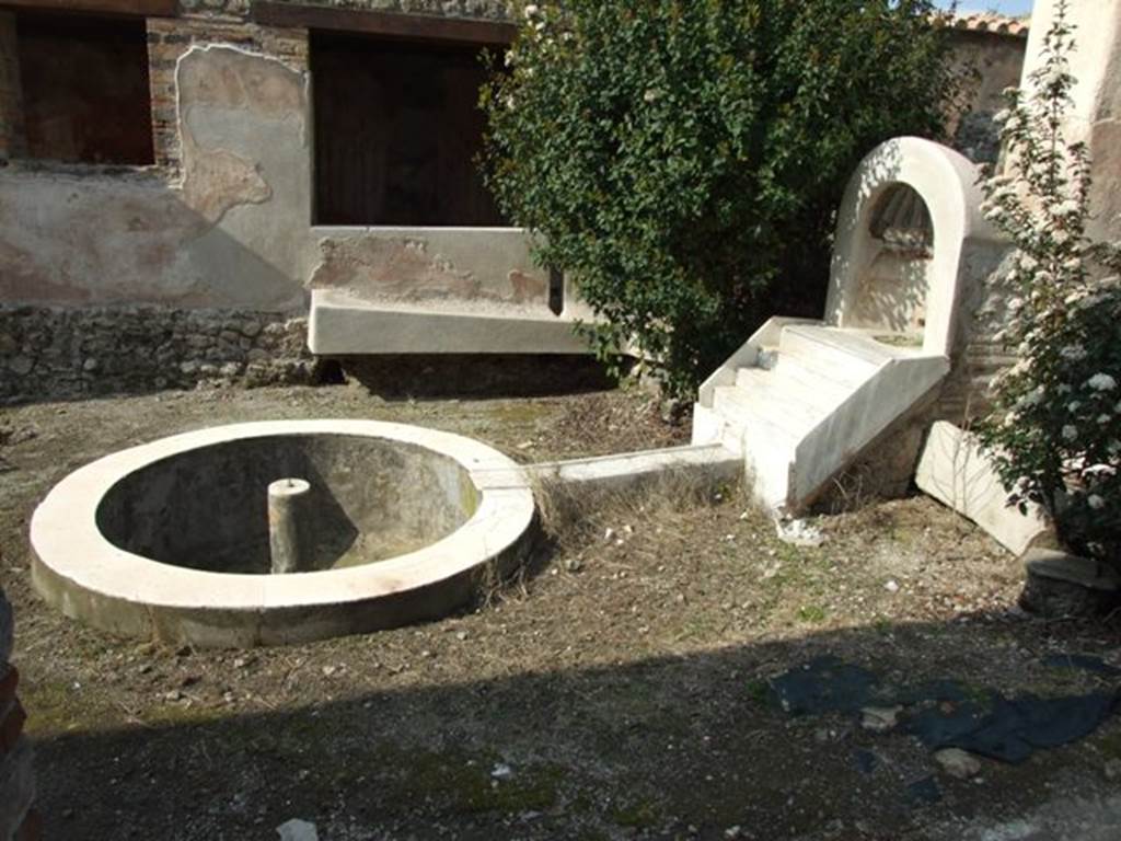 IX.3.5 Pompeii.  March 2009.  Room 26.  Garden area, with fountain, steps for waterfall and round pool with jet. 
