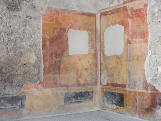 IX.3.5 Pompeii. May 2015. Room 14, detail of painted decoration on south wall at east end of central painting. Photo courtesy of Buzz Ferebee.
