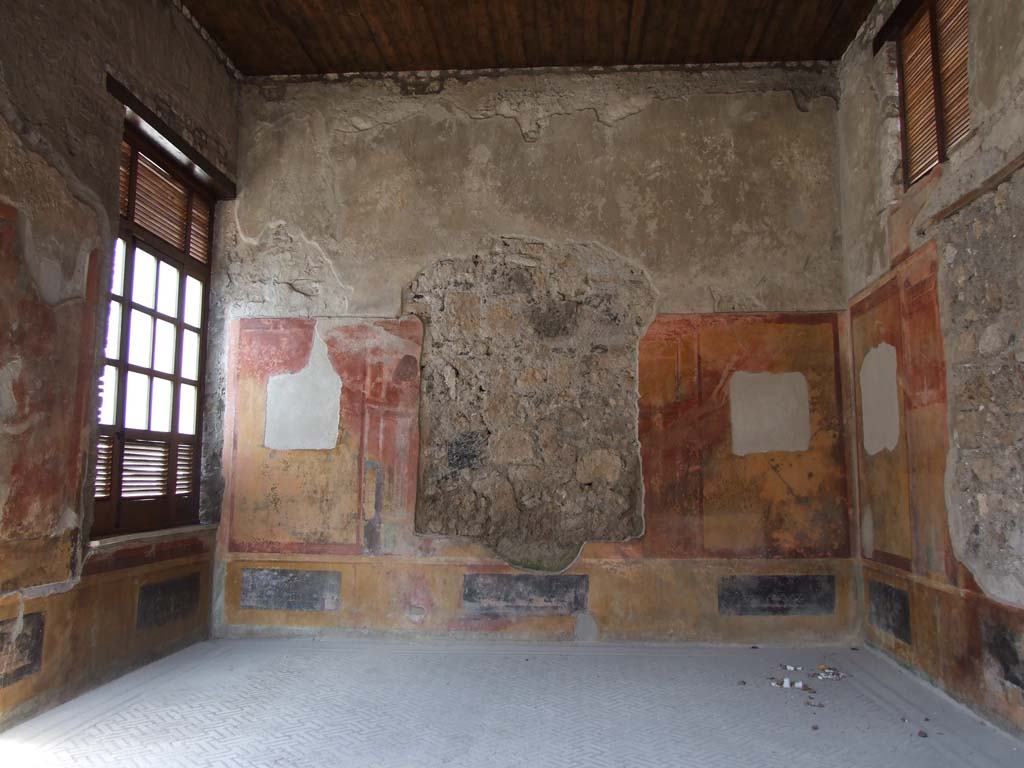 IX.3.5 Pompeii. May 2015. Room 14, detail from zoccolo of east wall in south-east corner. Photo courtesy of Buzz Ferebee.
