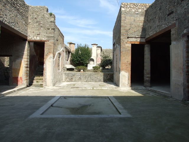 IX.3.5 Pompeii.  March 2009.  Room 3.  Atrium.  Looking east through tablinum to raised garden area.