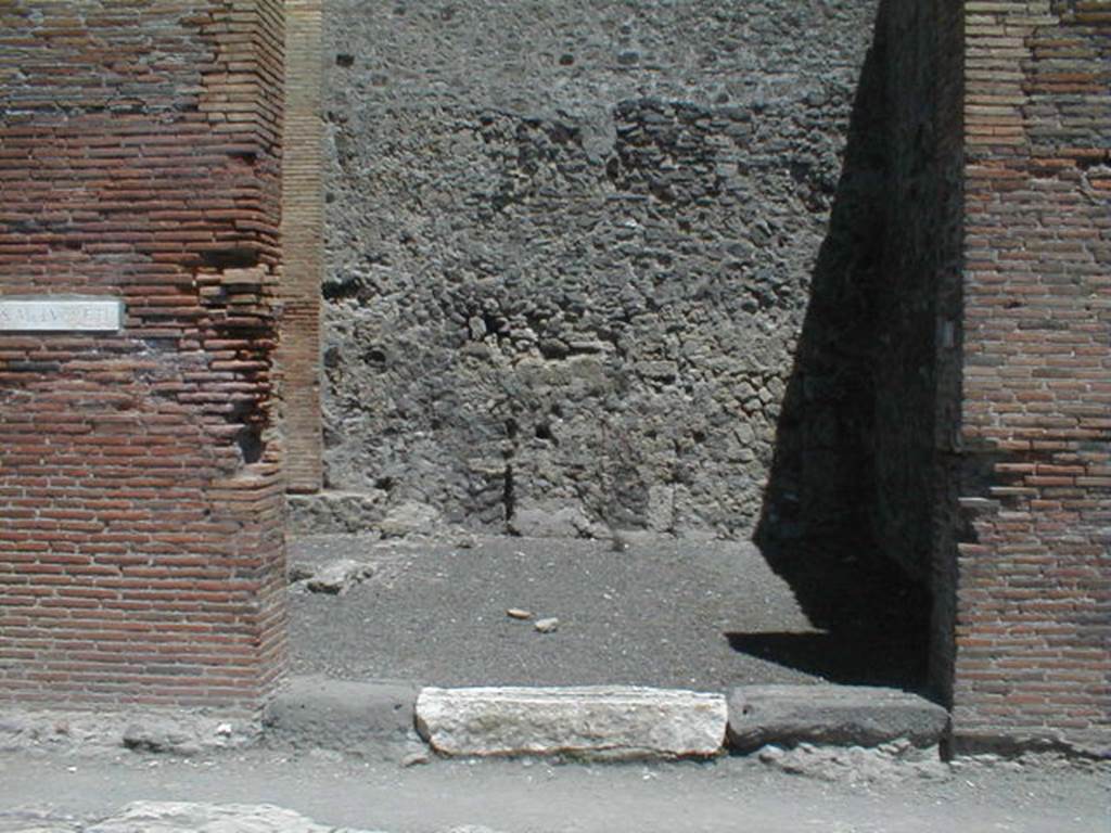 IX.3.6 Pompeii.  May 2005.  Shop.  Entrance.