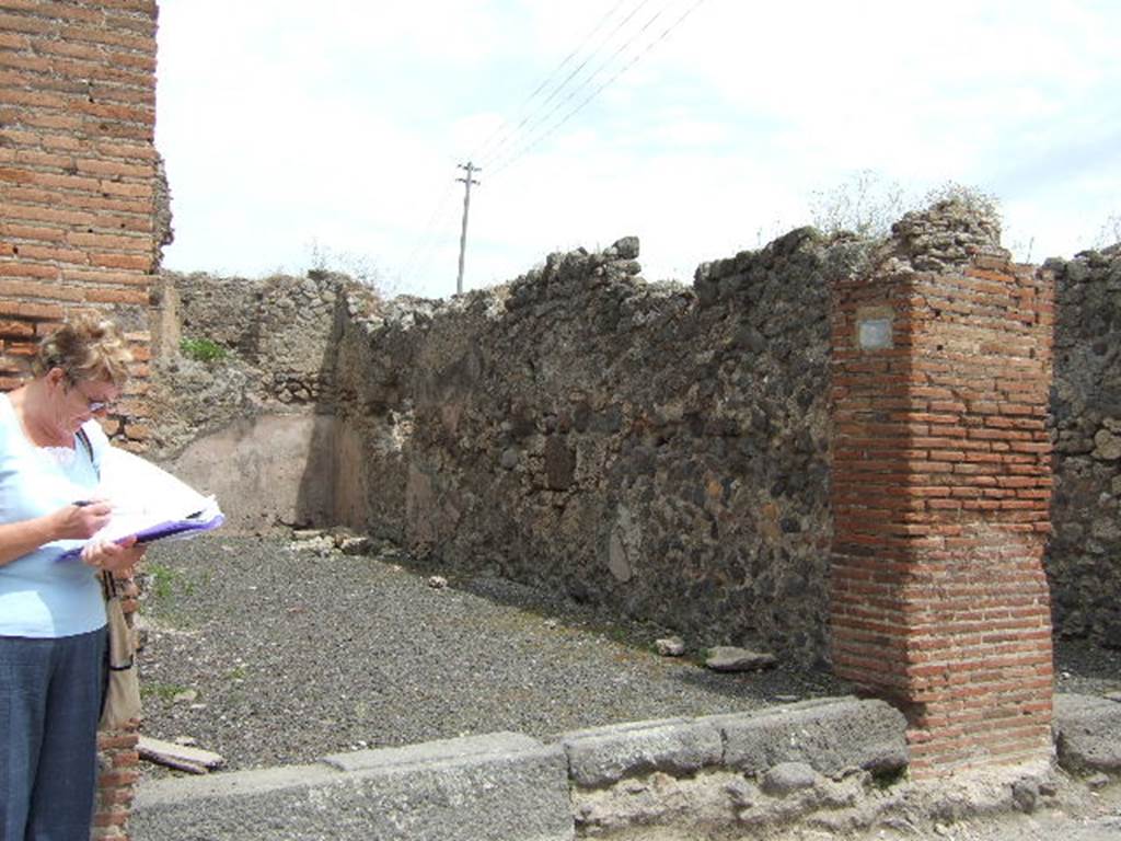 IX.3.7 Pompeii. May 2006. Entrance, looking towards the south wall.