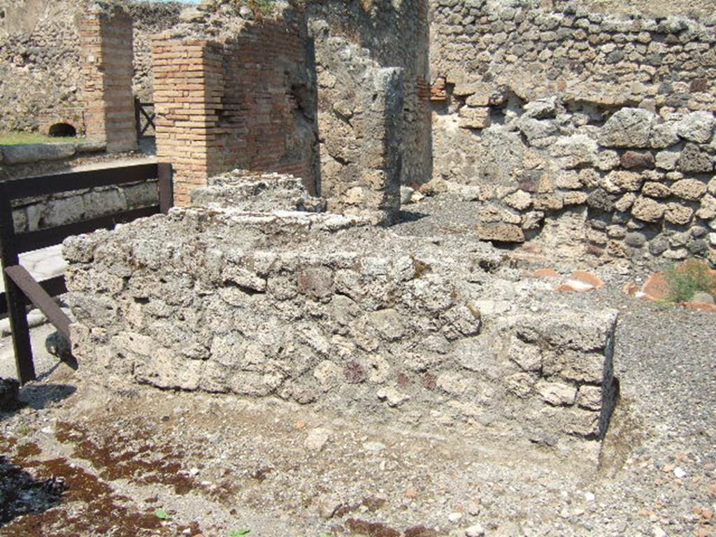 IX.3.10 Pompeii. May 2006. Looking north across the counter and the shop.