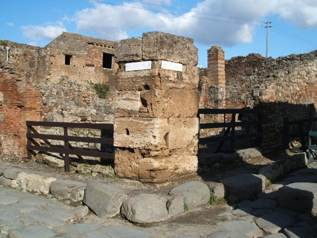 IX.3.10 Pompeii, and IX.3.11 showing both entrances on corner (September 2004)