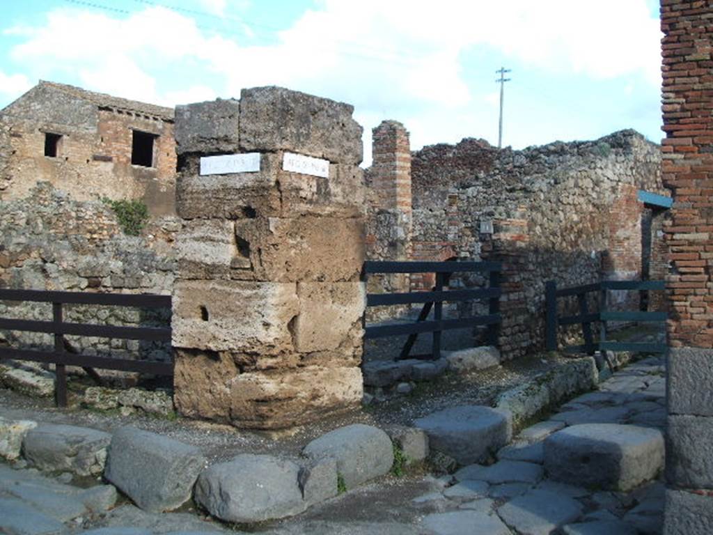IX.3.10, Pompeii and IX.3.11 entrances. December 2004.