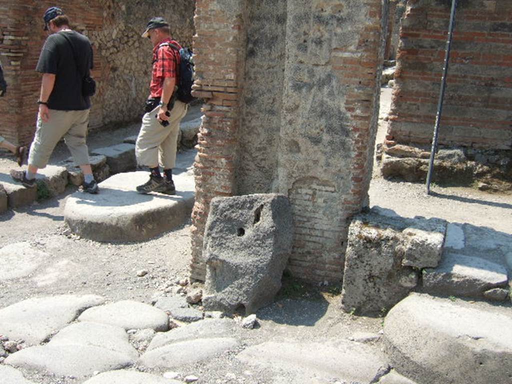Water tower base outside XI.3.10 and VII.2.1 on Via Stabiana. May 2006.
