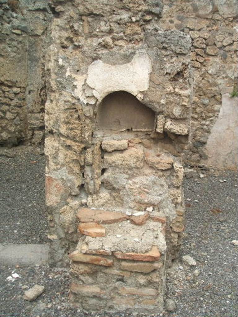IX.3.14 Pompeii. May 2005. Niche and altar. According to Boyce, an arched niche was in the north wall of the shop. Against the wall below it stood a masonry altar. See Boyce G. K., 1937. Corpus of the Lararia of Pompeii. Rome: MAAR 14. (p.84)  See Pappalardo, U., 2001. La Descrizione di Pompei per Giuseppe Fiorelli (1875). Napoli: Massa Editore. (p.146)