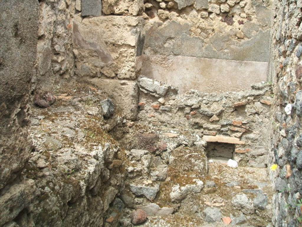IX.3.14 Pompeii. May 2005. Hearth and water reservoir at north end of corridor.