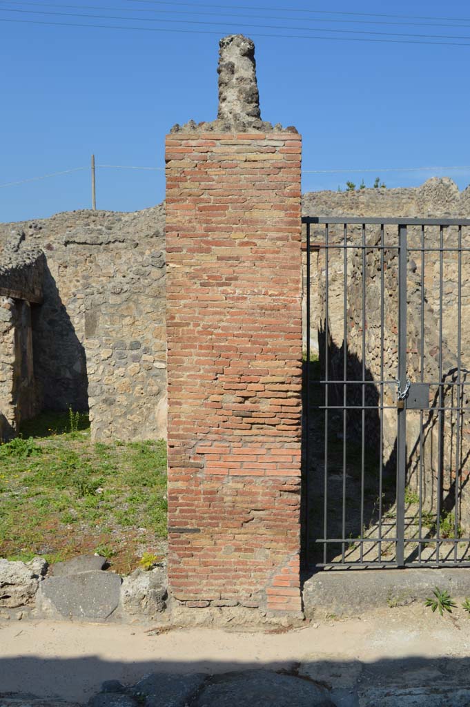 IX.3.14 Pompeii. October 2017. Pilaster between IX.3.14 and IX.3.15.  
Foto Taylor Lauritsen, ERC Grant 681269 DÉCOR.
