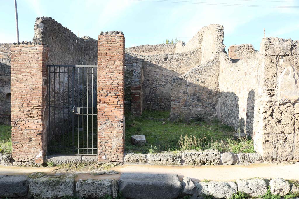 IX.3.15 Pompeii, on left, and IX.3.16, on right. December 2018. 
Looking north to entrance doorways, Photo courtesy of Aude Durand.
