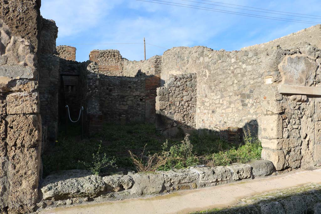 IX.3.17 Pompeii. December 2018. Looking north to entrance doorway. Photo courtesy of Aude Durand.

