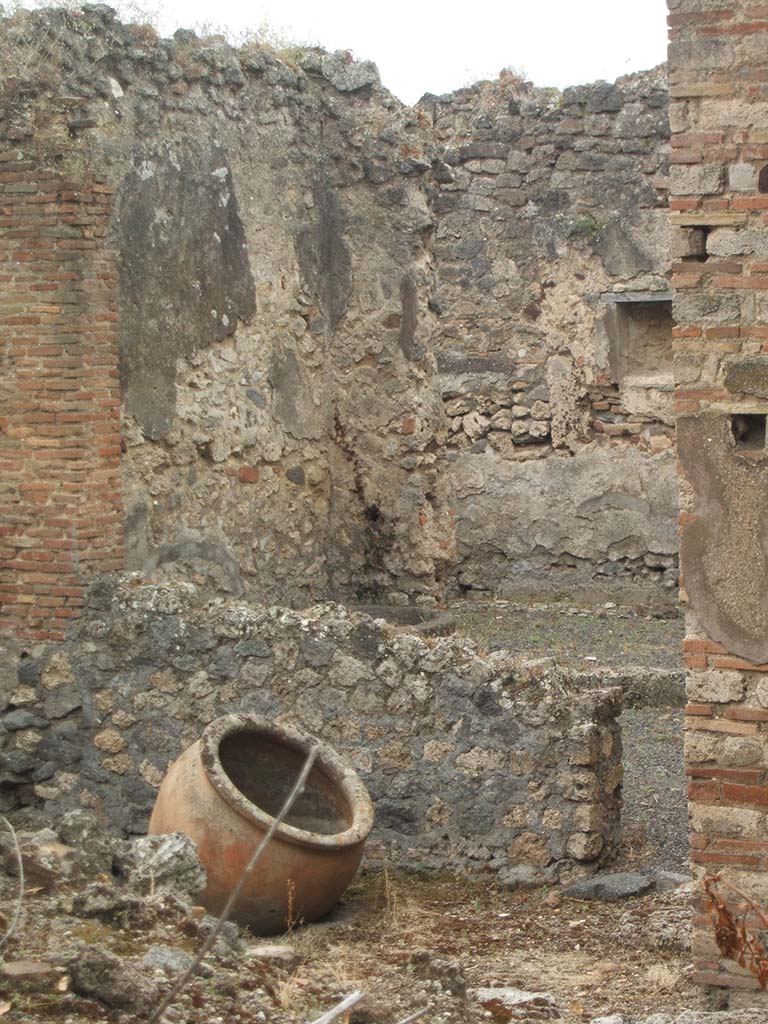 IX.3.20 Pompeii. May 2005. Room 1, terracotta pot. Looking into room 5.  