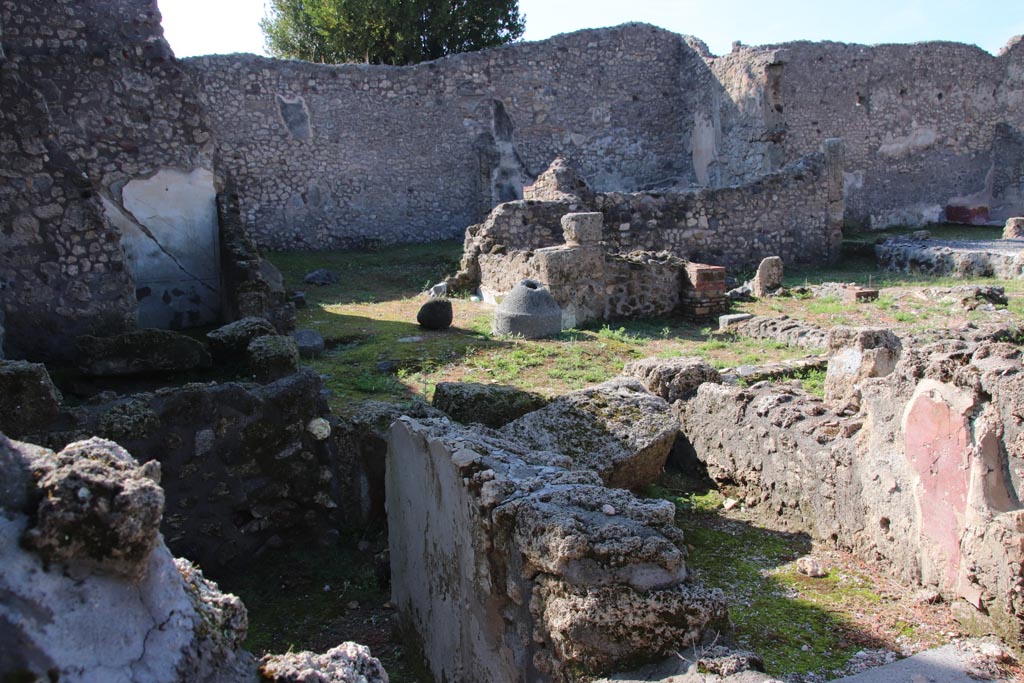 IX.3.21 Pompeii. October 2022. Looking west from entrance doorway, on right. Photo courtesy of Klaus Heese. 

