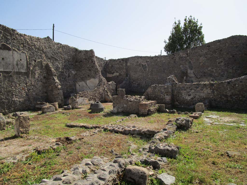 IX.3.21 Pompeii. April 2019. Looking towards south wall, and south-west corner. Photo courtesy of Rick Bauer.