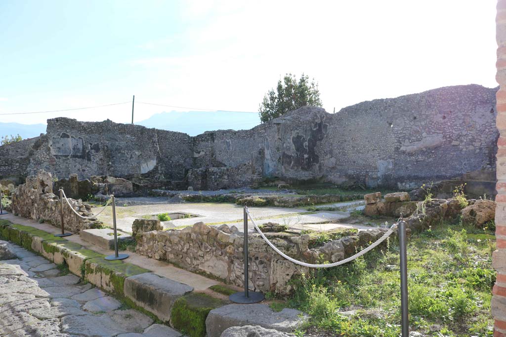 IX.3.22 Pompeii, on right. December 2018. Looking south-west from Vicolo di Tesmo. Photo courtesy of Aude Durand.