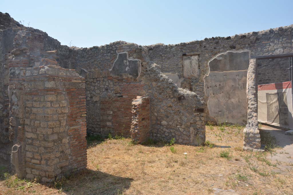 IX.3.23 Pompeii. July 2017. Doorways to room f, and e, centre right in north-west corner of yard c.
Foto Annette Haug, ERC Grant 681269 DÉCOR.

