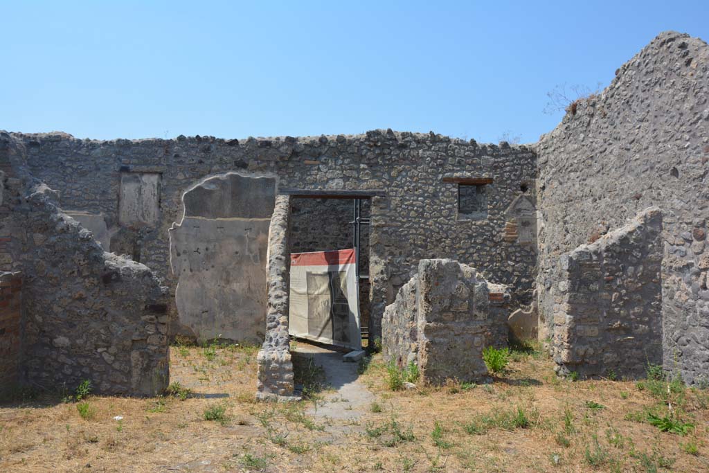 IX.3.23 Pompeii. July 2017. Looking north.
Doorways to rooms e, on left, entrance corridor/fauces, in centre, and room d, on right, on north side of yard c.
Foto Annette Haug, ERC Grant 681269 DÉCOR.
