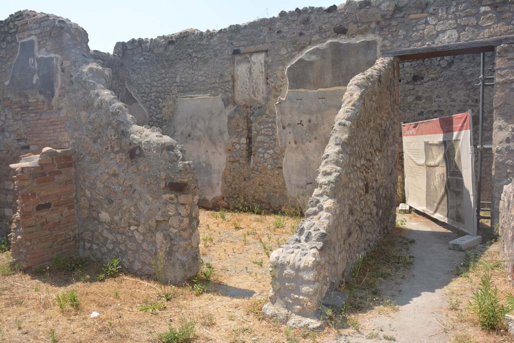 IX.3.23 Pompeii. July 2017. Triclinium e, looking through doorway on north side of yard c, with entrance corridor/fauces, on right.
Foto Annette Haug, ERC Grant 681269 DÉCOR.

