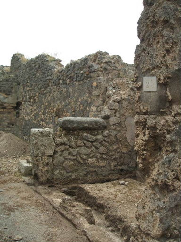 IX.3.25 Pompeii. May 2005. West side of entrance corridor, site of a cubiculum.