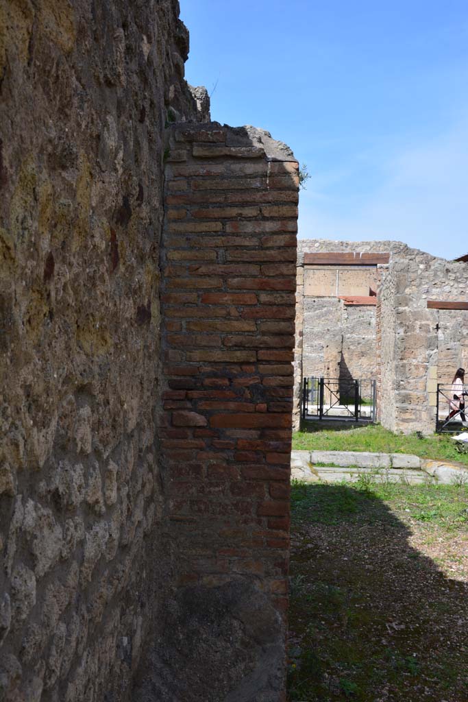IX.5.2 Pompeii. March 2017. Room L, west side, looking north to pilaster separating from room k.
Foto Christian Beck, ERC Grant 681269 DCOR.
