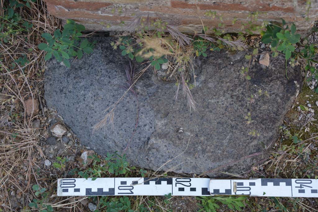 IX.5.2 Pompeii. May 2017. Room L, detail of doorway threshold at south end of west wall, with peristyle p, on left.
Foto Christian Beck, ERC Grant 681269 DCOR.
