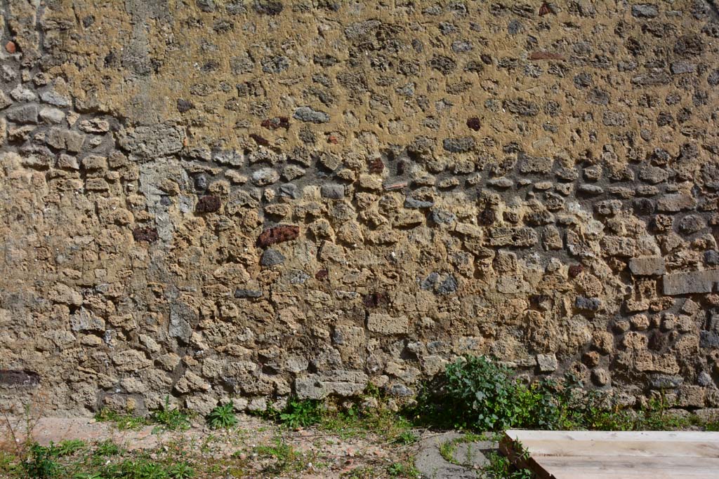IX.5.2 Pompeii. March 2017. Room L, east wall with nearby cistern mouth.
Foto Christian Beck, ERC Grant 681269 DCOR.
