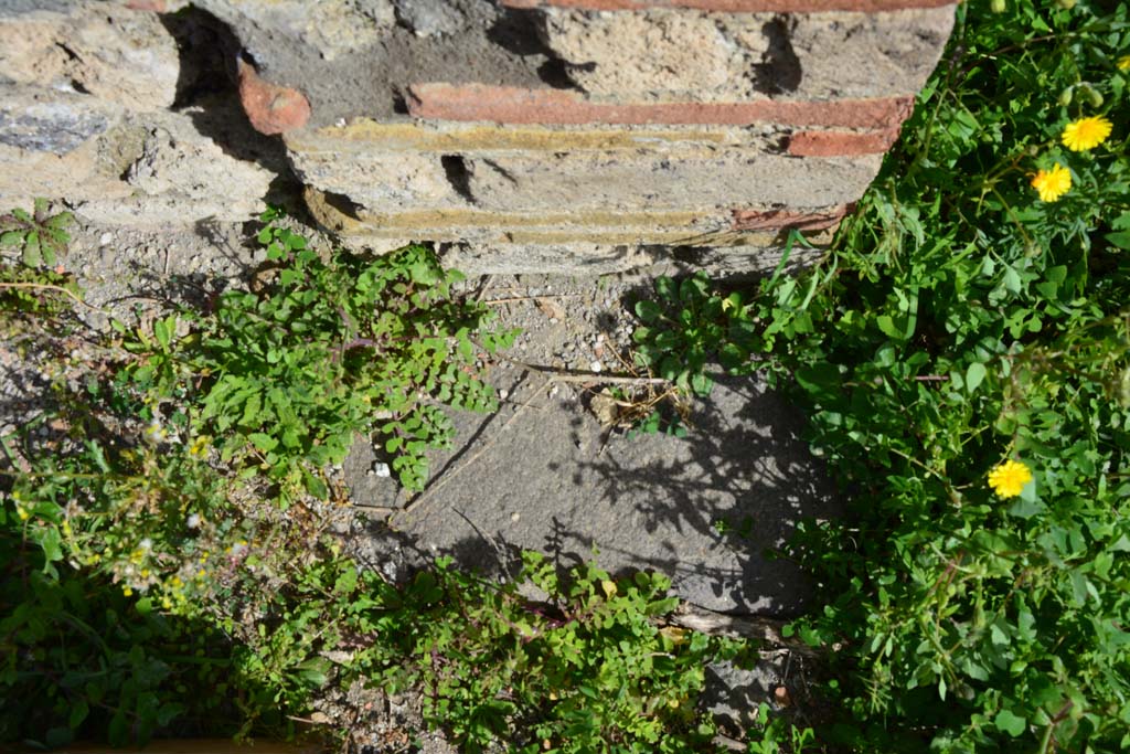 IX.5.2 Pompeii. March 2017. Room L, doorway threshold near east wall at south end of tablinum.
Foto Christian Beck, ERC Grant 681269 DCOR.
